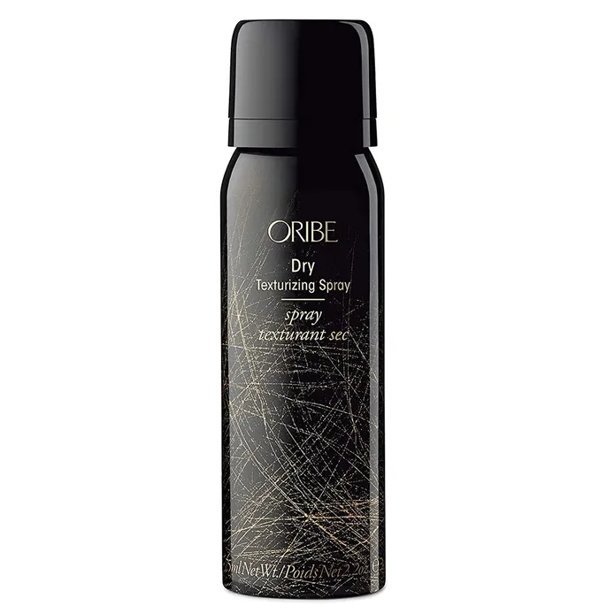 Oribe Dry Texturizing Spray premium-tekstuurisuihke tuuheuden ja kohotuksen lisäämiseen Abbey Yung -hiusrutiinin vaiheessa 9.